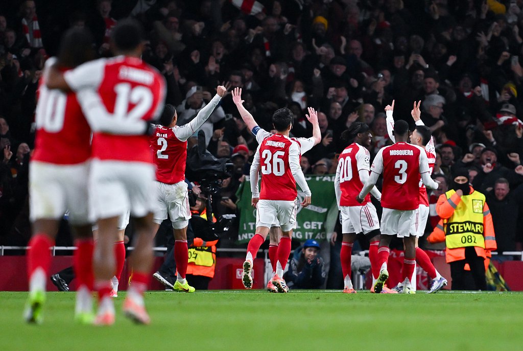 欧文突破防守助攻队友制胜（欧文强突分球助队友锁定胜局）