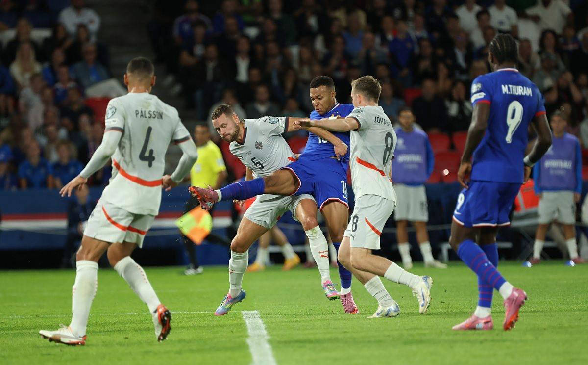 梅西：世界杯连冠很难，但会拼！他依旧谦逊、低调、无私！（梅西：卫冕世界杯不易，但会拼尽全力；仍旧谦逊、低调、无私）