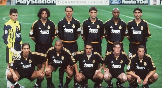 慎入，尼日利亚超比赛中一球员被对方球迷冲进场内割喉（慎入：尼日利亚联赛惊魂，对方球迷闯入赛场割喉球员）