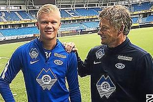 巴西记者：巴乙前锋克莱伯自由身加盟云南玉昆，签约两年（据巴西记者：巴乙前锋克莱伯自由转会云南玉昆，合同两年）