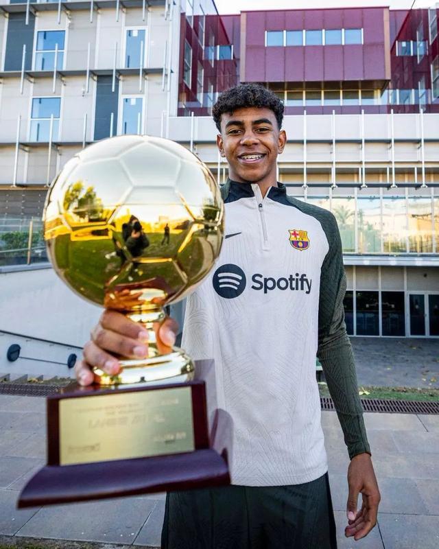 拜仁跟队：凯恩正在全力劝说格伊，希望他能选择加盟拜仁