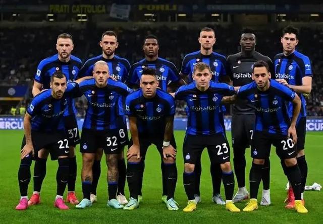 维港昨晚举行了热刺无人机表演，现场摆出队徽、球衣等标志（维港夜空上演热刺无人机秀，队徽与球衣图案亮相）