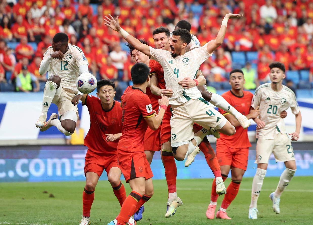 跨界联动！巴恩斯穿阿森纳球衣到场：阿尔特塔，真正的顶级（跨界合体！巴恩斯穿阿森纳球衣现身：阿尔特塔当之无愧的顶级）