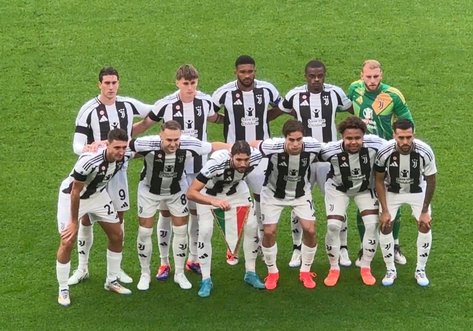 真蓝白，雷克瑟姆发布致敬巴塔哥尼亚威尔士移民的二客球衣（雷克瑟姆推出蓝白配色第二客场球衣：致敬巴塔哥尼亚威尔士移民）