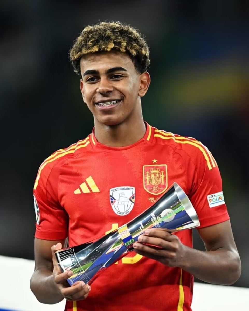 德转评年度最佳左边锋：迪亚斯、KK、拉菲尼亚、维尼修斯入围（德转公布年度最佳左边锋候选：迪亚斯、KK、拉菲尼亚、维尼修斯上榜）