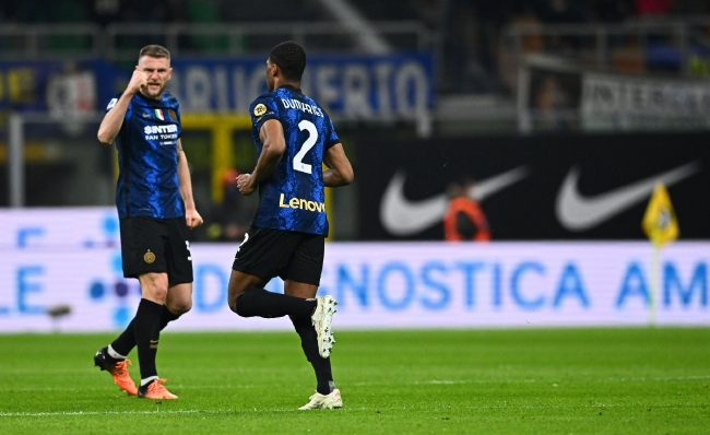 中超冠军数排行：海港4次夺冠并列第二，广州恒大8冠遥遥领先（中超夺冠次数榜：广州恒大8冠领跑，海港4冠并列第二）