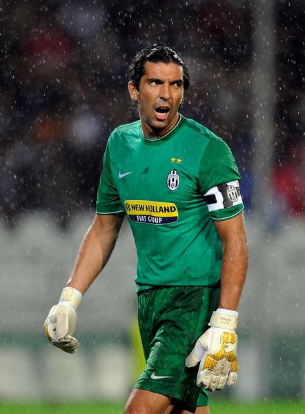 美因茨官方：谴责球迷袭警行为；祝愿受伤警官早日康复（美因茨官方声明：严厉谴责球迷袭警，祝受伤警官早日康复）