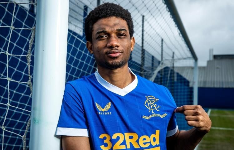 皇家马德里更衣室的紧张局势，意外缺席：“这真是个烂借口！”（皇马更衣室火药味升级，突发缺席引爆不满：“这借口太烂了！”）