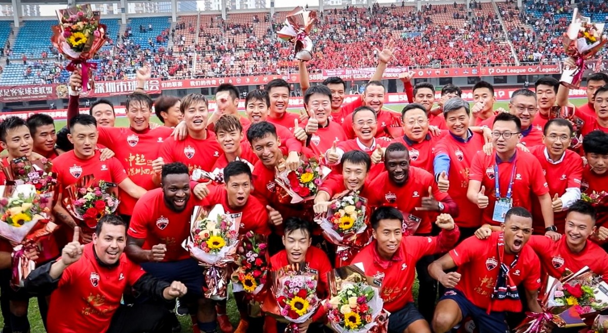 斯洛特执教利物浦遭遇挑战，进攻防守问题突出，萨拉赫争议，压力倍增。